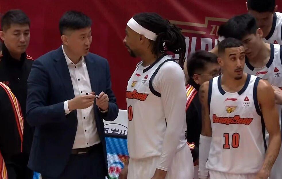 皇冠体育-央视直播！广东男篮再战上海，三国手缺阵内线劣势明显，凶多吉少