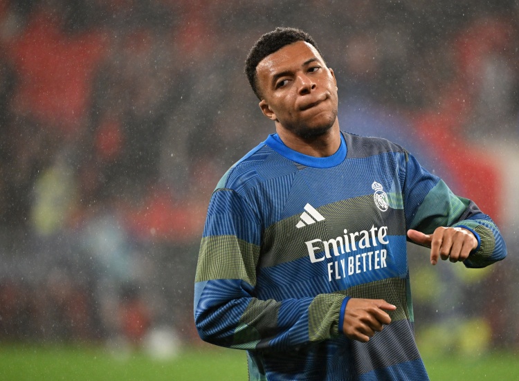 皇冠体育官网-跟队记者：姆巴佩继续他的康复进程，全力争取前往曼彻斯特的机会